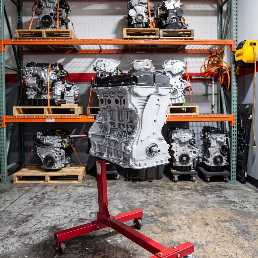 Motor de reemplazo montado en soporte frente al rack de motores del taller