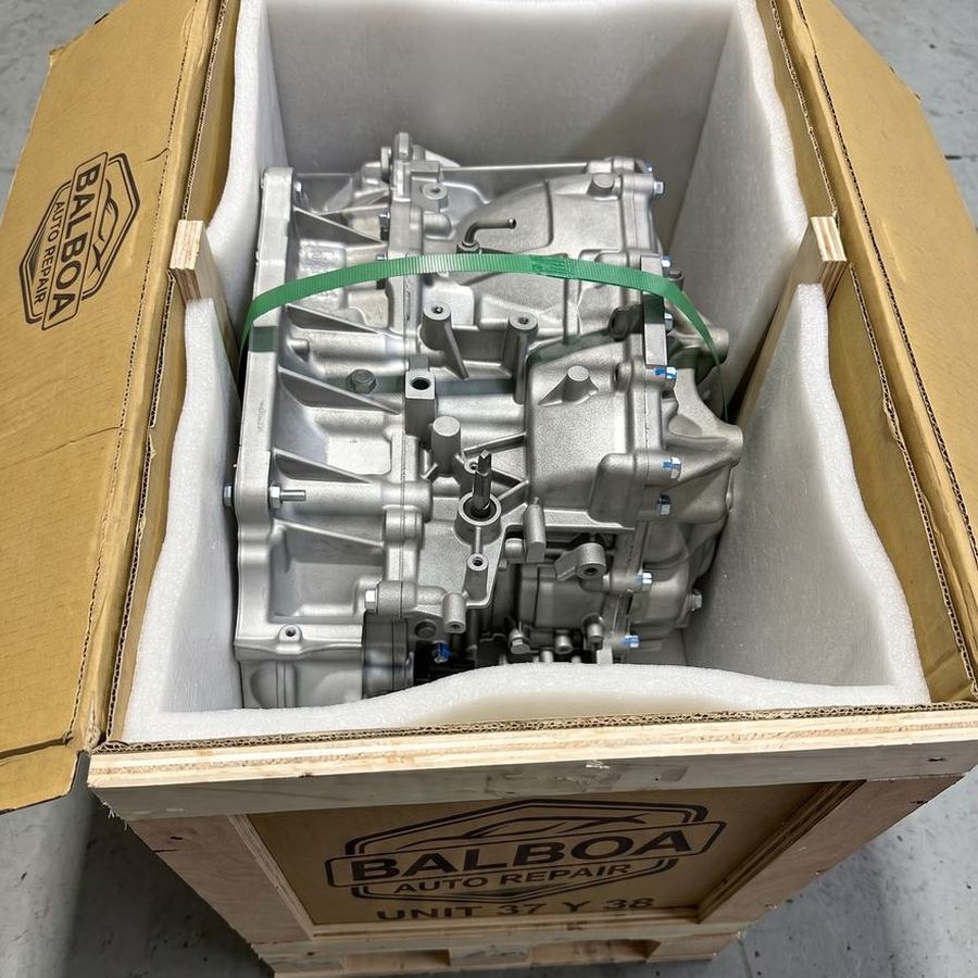Motor nuevo en su caja de Balboa Auto Repair, listo para instalar