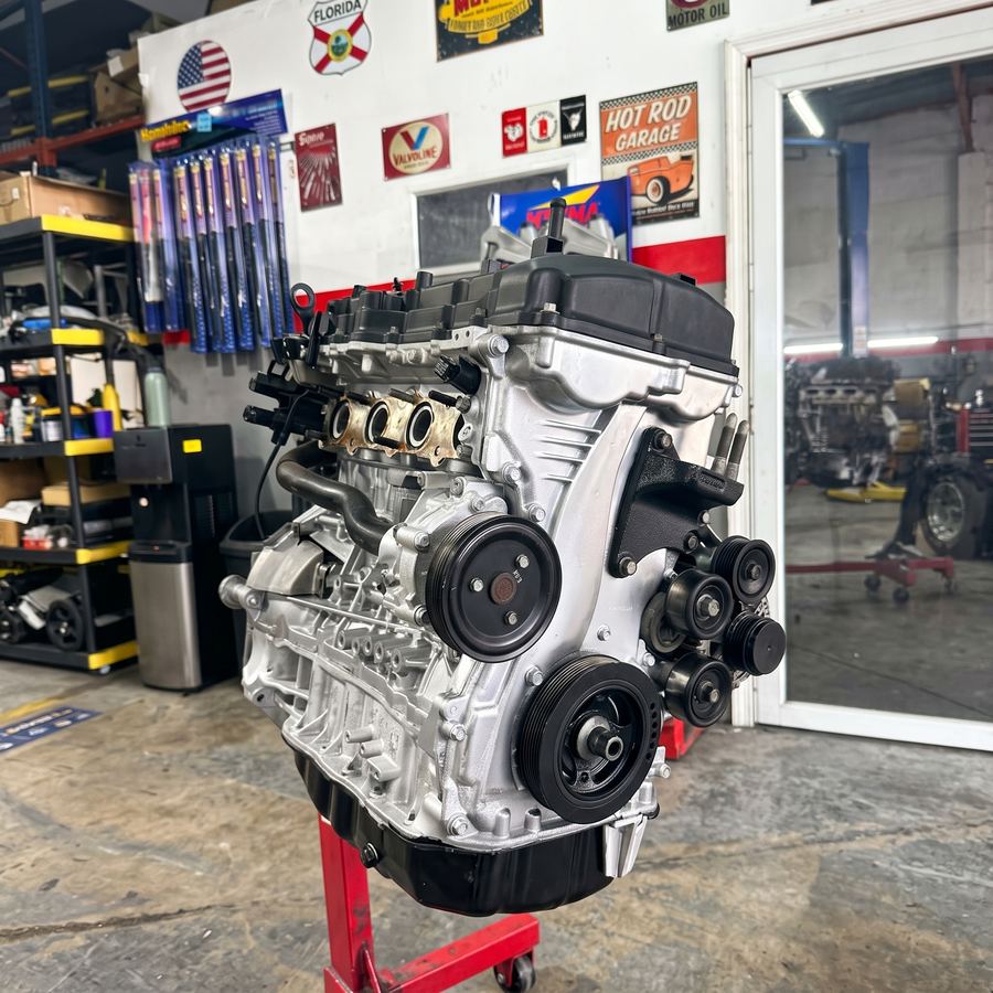 Motor de cuatro cilindros terminado sobre soporte, listo para entregar